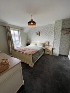 um quarto com uma cama e uma janela em 4 The Quay - Strangford Lough Waterfront em Killyleagh