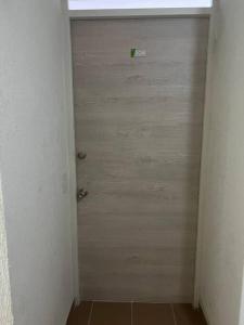 eine Tür in einem Zimmer mit Fenster in der Unterkunft Apartamento completo 3 habitaciones in Neiva