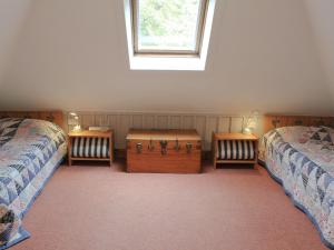 a bedroom with two twin beds and a window at Gareside Lodge in Rhu