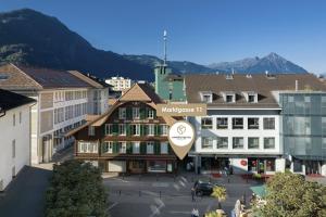 uma vista para uma cidade com edifícios e um relógio em Studio ALBERT Interlaken em Interlaken