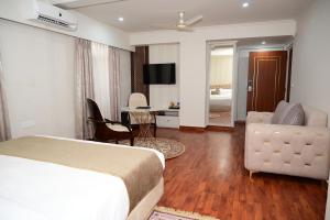 Una televisión o centro de entretenimiento en Hotel Amayra