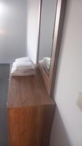 a mirror and a bed in a room at Casa La Cruz Pintá in Murtas