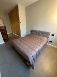 ein großes Bett in einem Zimmer mit Bettrahmen in der Unterkunft Casa Ferrara J STADIUM by ConfirentHouse in Turin