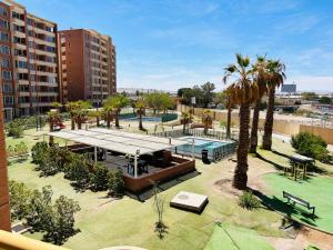 a park with a pool and palm trees in a city at Departamento Lujo 3A 2B Borde Rio in Calama