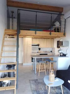 Kuchyň nebo kuchyňský kout v ubytování Joli studio au coeur de la provence verte