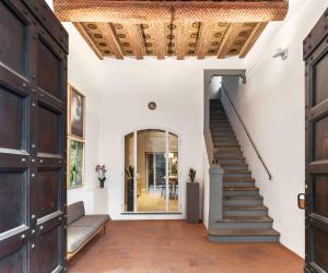 przedpokój domu z drewnianym sufitem w obiekcie BSJ15-Borgo San Jacopo Room we Florencji