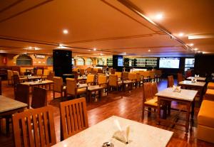 Un restaurante o sitio para comer en Hotel Amayra