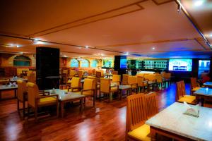 Un restaurante o sitio para comer en Hotel Amayra