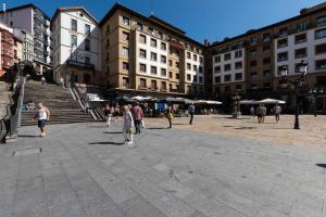 eine Gruppe von Menschen, die um einen Stadtplatz spazieren in der Unterkunft Unamuno Old Town 1 Free Parking in Bilbao
