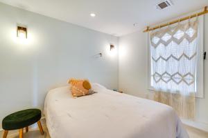 1 dormitorio con 1 cama, 1 silla y 1 ventana en Renovated Seaside Park Cottage Steps to Beach!, en Seaside Park