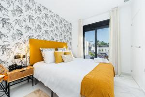Daya ViejaにあるModerna Casa VillaCristalのベッドルーム1室(大型ベッド1台、黄色のヘッドボード付)