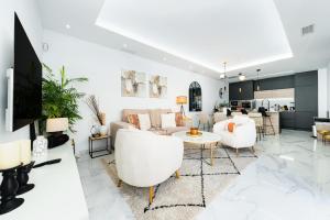 Daya ViejaにあるModerna Casa VillaCristalのリビングルーム(白い家具付)、キッチン