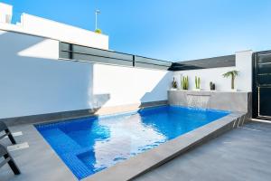 a swimming pool in the middle of a house at Moderna Casa VillaCristal in Daya Vieja