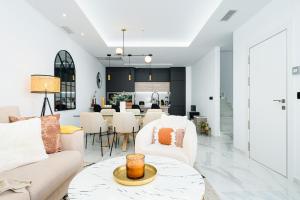 Daya ViejaにあるModerna Casa VillaCristalのソファとテーブルのあるリビングルーム +37枚の写真