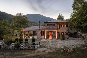 扎鲁克亚Hidden Stone Chalet的以山为背景的房子