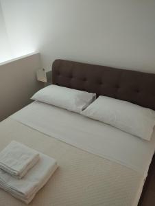 Cama ou camas em um quarto em LLHOME BOLOGNA Elegante monolocale ristrutturato con posto auto coperto