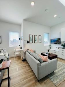 - un salon avec un canapé et une table dans l'établissement Brand New Luxury Fully Furnished Studio Suite, à Oakland