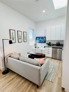 een woonkamer met een bank en een tafel bij Brand New Luxury Fully Furnished Studio Suite in Oakland