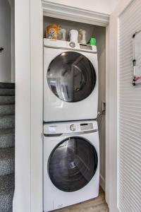 - Lavadora y secadora en una habitación pequeña en Brand New Luxury Fully Furnished Studio Suite, en Oakland
