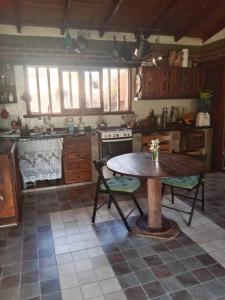 une cuisine avec une table au milieu dans l'établissement Hermosa casa a 200 m de la playa, à Balneario Mar Chiquita