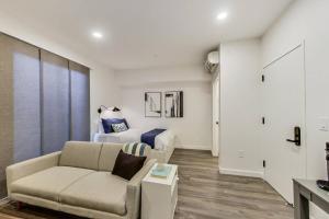 ein Wohnzimmer mit einem Sofa und einem Bett in der Unterkunft Brand New Stylish Studio Suite Near Downtown in Oakland