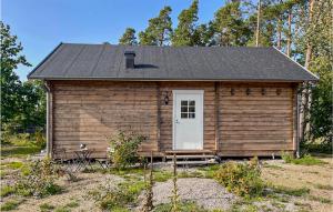 un pequeño edificio de madera con puerta blanca en 2 Bedroom Gorgeous Home In Mrbylnga, en Mörbylånga
