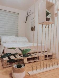 Tempat tidur dalam kamar di Boho Themed 1BR Condo near PH Arena and SM Marilao