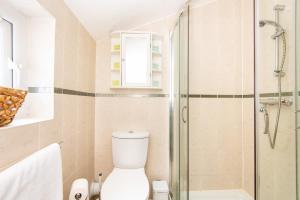 La salle de bains est pourvue d'une douche et de toilettes. dans l'établissement King Room with a shared Kitchen and bathroom in a 5-Bedroom House at Hanwell, à Hanwell
