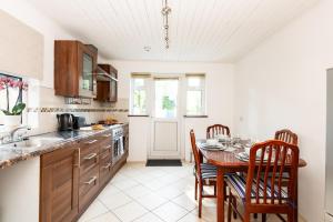 Kuchyň nebo kuchyňský kout v ubytování King Room with a shared Kitchen and bathroom in a 5-Bedroom House at Hanwell + 6 fotografií