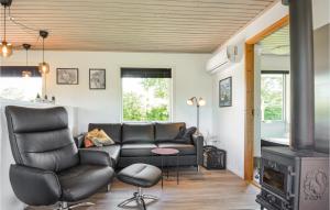 - un salon avec un canapé et une cuisinière dans l'établissement Nice Home In Vestervig With Wifi, à Vestervig