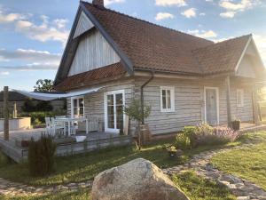 ein kleines Holzhaus mit einer Veranda in der Unterkunft Dom z Bieszczad na Kaszubach - całoroczny dom z balią ogrodową in Kowalewo + 9 Fotos