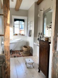 ein Badezimmer mit Badewanne und Waschbecken in der Unterkunft Dom z Bieszczad na Kaszubach - całoroczny dom z balią ogrodową in Kowalewo