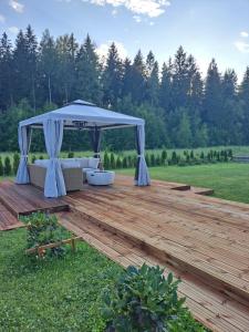 gazebo con divano su una terrazza in legno di VILLA MARIA a Turku