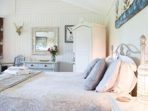 um quarto com uma cama grande e um espelho em Lakeside Cabin em Kingston Blount