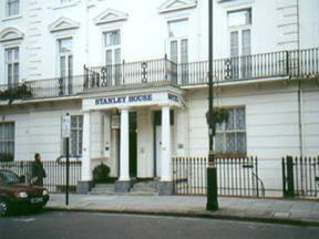 budynek na ulicy z samochodem przed nim w obiekcie Stanley House Hotel w Londynie