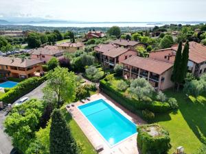 an aerial view of a house with a swimming pool at Maison Alice in Soiano del Lago