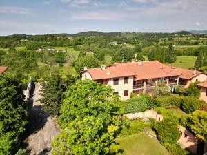an aerial view of a house with trees at Maison Alice in Soiano del Lago