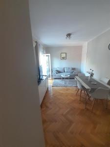 sala de estar con mesa y sofá en Jasna Herceg Novi en Herceg-Novi