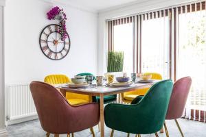 een eetkamer met een tafel en stoelen bij The Orange House Langdon Hills 