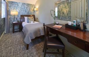 Un ou plusieurs lits dans un hébergement de l'établissement Mandolay Hotel Guildford