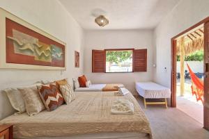 - une chambre avec un grand lit et une fenêtre dans l'établissement Casa em Jijoca de Jericoacoara por Carpediem, à Jericoacoara