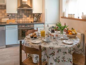 eine Küche mit einem Tisch und einer Obstschale darauf in der Unterkunft Old Dairy - Ukc3169 in Walpole