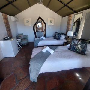1 Schlafzimmer mit 2 Betten in einem Zimmer in der Unterkunft Torgos Lodge in Koës