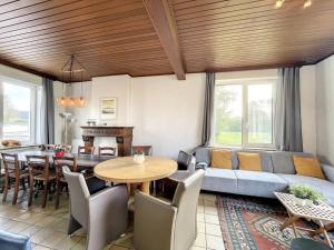 un soggiorno con divano e tavolo di Holiday Home Sungarden a Middelkerke
