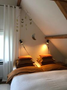 Postel nebo postele na pokoji v ubytování Voorhuis aan de Lek