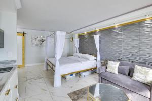 Uma cama ou camas num quarto em Cozy Florida Getaway with Pool Access and Ocean Views!