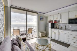 uma sala de estar com um sofá e vista para o oceano em Cozy Florida Getaway with Pool Access and Ocean Views! em Daytona Beach