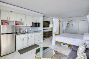 A cozinha ou kitchenette de Cozy Florida Getaway with Pool Access and Ocean Views!