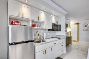 A cozinha ou kitchenette de Cozy Florida Getaway with Pool Access and Ocean Views!