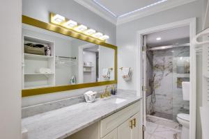um banheiro com pia e chuveiro em Cozy Florida Getaway with Pool Access and Ocean Views! em Daytona Beach